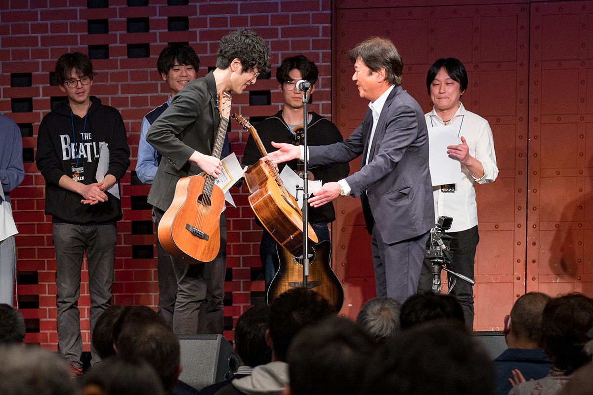Grand Prize Wang Yemin and Moridaira Musical Instruments CEO OKA Toshimasa