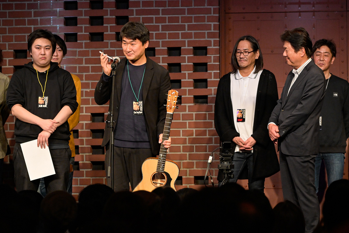 最優秀賞受賞　Chun Sang Hyeok（チャン・サンヒョク）さんと株式会社モリダイラ楽器　代表取締役社長 岡敏正